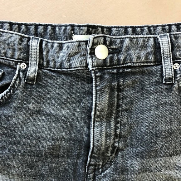 - H&M Mineral Washed Cutoff Denim Shorts - Picture 9 of 11